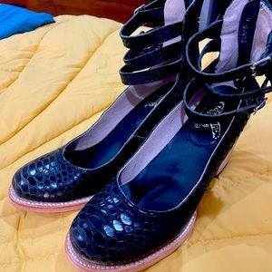 Free Birds - Randy. Size 8. NEVER WORN. Brand new.